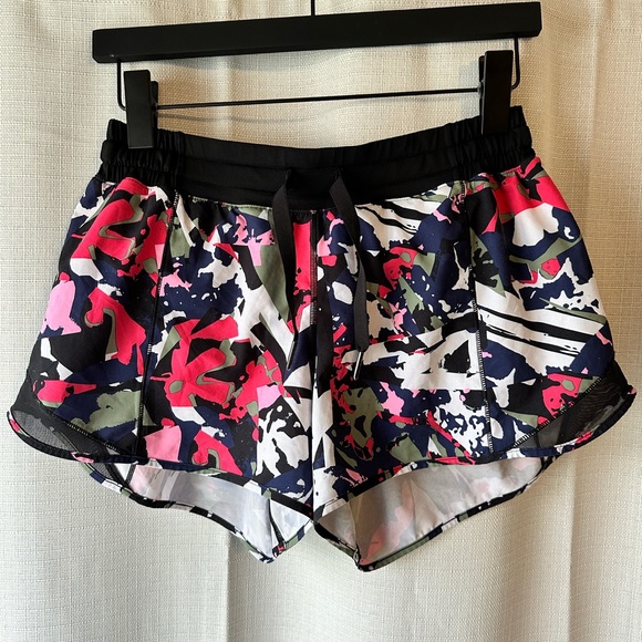 Rare!!! Lululemon Hotty Hot Short (Long) 4” Sz8
Pop Cut Boom Juice Multi/ Black - Picture 6 of 13